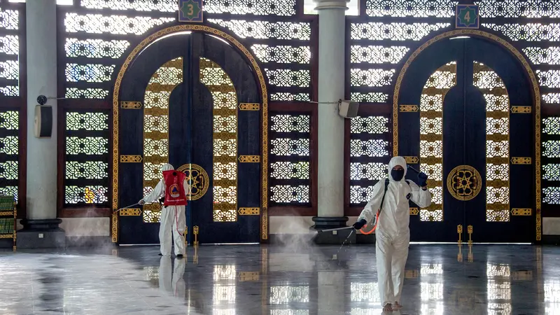 Masjid di Surabaya Disemprot Disinfektan