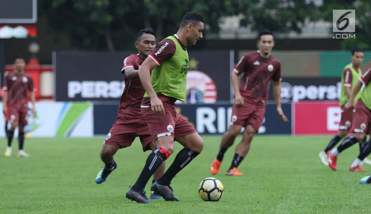 Pemain Persija saat latihan resmi jelang laga lanjutanGo-Jek Liga 1 Indonesia 2018 bersama Bukalapak di Lapangan PTIK, Jakarta, Jumat (29/6). Persija akan menjamu Persib pada Sabtu (30/6). (Liputan6.com/Helmi Fithriansyah)