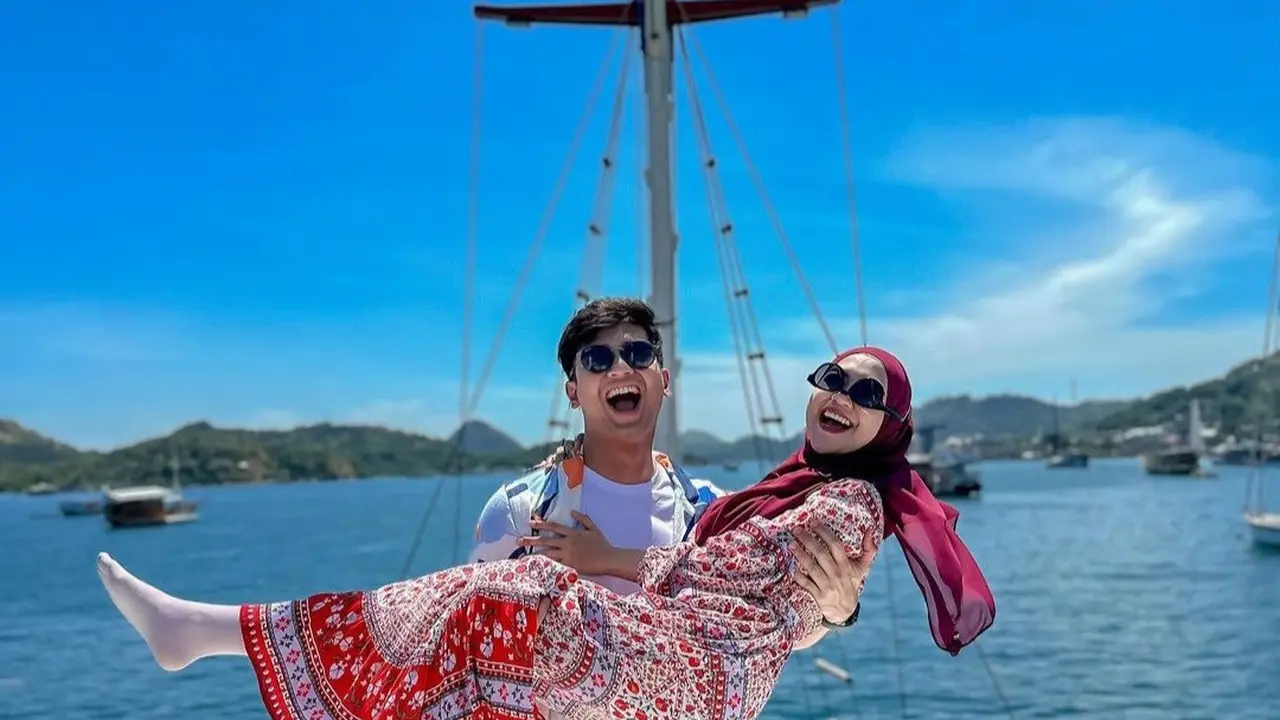 Ria Ricis dan Teuku Ryan Liburan di Labuan Bajo