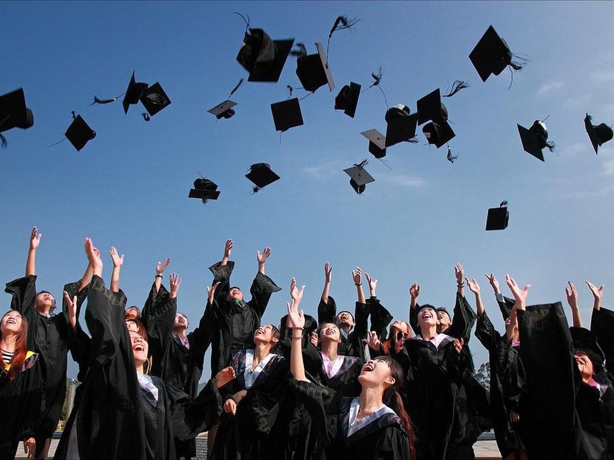 Wisuda Menjadi Kenangan Abadi