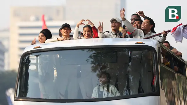 Foto: Melihat Pawai Emas Olimpiade Paris 2024, Veddriq Leonardo dan Rizki Juniansyah Naiki Bus Tingkat Terbuka Menuju Istana Negara
