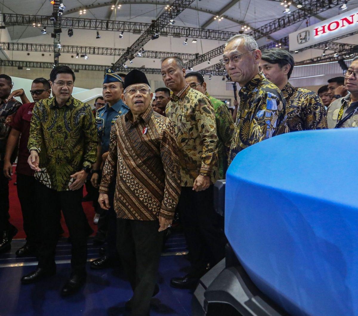 Wakil Presiden Ma'ruf Amin mengunjungi ruang pamer usai membuka ajang otomotif Gaikindo Indonesia International Auto Show (GIIAS) 2024 di Indonesia Convention Exhibition (ICE) BSD, Serpong, Kabupaten Tangerang, Banten, Kamis (18/7/2024). Pameran yang ber