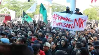 Ratusan mahasiswa yang tergabung dalam Aliansi Rakyat Melawan, mengeruduk Gedung Dewan Perwakilan Rakyat Daerah (DPRD) Provinsi Kalimantan Tengah, Jumat (23/8/2024).  Foto: Marifka Wahyu Hidayat