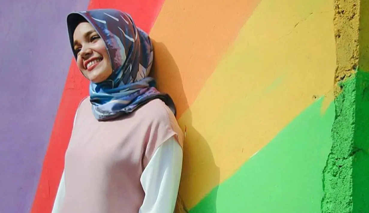 <p>Kalau yang ini, Dewi memakai hijab persegi dan bermotif. Tampilannya pun semakin ceria dengan hijab bermotif yang berwarna kale mini. (Instagram/dewisandra)</p>