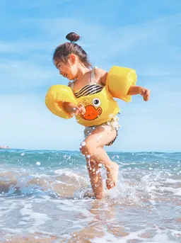 Ilustrasi liburan ke luar negeri bareng anak. (dok. unsplash.com/@leorivas)