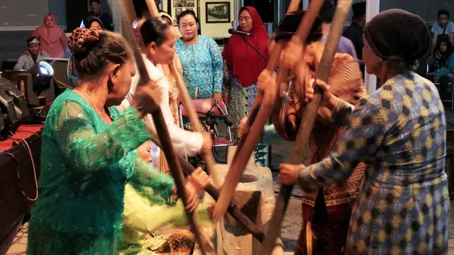 Seni Cokekan ditampilkan dalam Gelar Budaya Cilacap 2018. (Foto: Liputan6.com/Muhamad Ridlo)