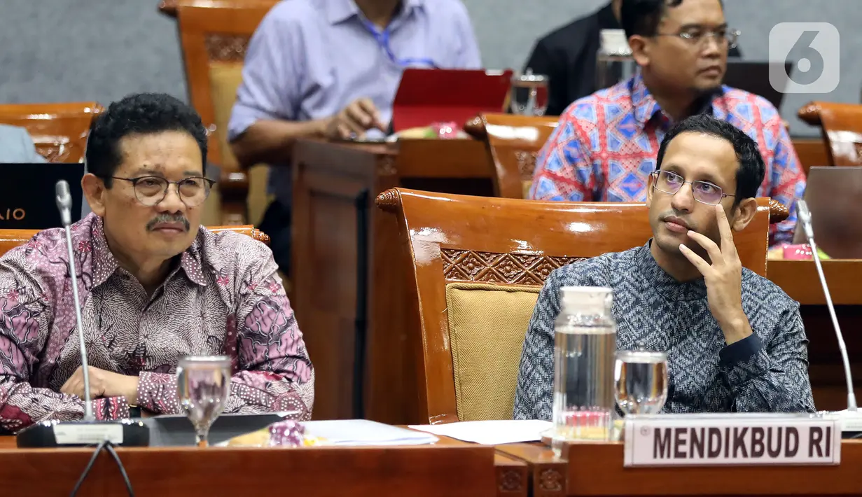 Menteri Pendidikan dan Kebudayaan (Mendikbud), Nadiem Makarim (kanan) mengikuti rapat kerja dengan Komisi X DPR di Kompleks Parlemen Senayan, Jakarta, Rabu (6/11/2019). Rapat membahas soal perkenalan dan membahas program kerja. (Liputan6.com/Johan Tallo)