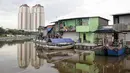 Perahu eretan bersandar menunggu penumpang yang ingin menyebrang di kawasan kampung Akuarium, Jakarta, Minggu (12/11). (Liputan6.com/Faizal Fanani)