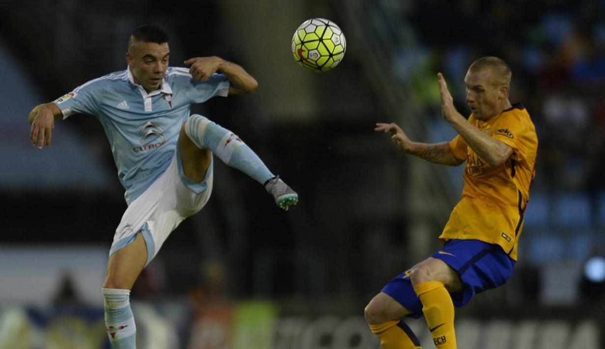 Pemain Celta Vigo, iago Aspas (kiri), berebut bola dengan pemain Barcelona, Jeremy Mathieu, dalam lanjutan La Liga Spanyol di Stadion Balaidos, Vigo, Spanyol, Kamis (24/9/2015) dini hari WIB. (AFP Photo/Miguel Riopa)