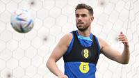 Gelandang Inggris Jordan Henderson mengikuti sesi latihan jelang bertemu Prancis pada babak perempat final Piala Dunia 2022, di Stadion Al Wakrah SC di Al Wakrah, selatan Doha, Rabu (7/12/2022). Pemain tmnas Inggris menyadari bahwa Perancis merupakan salah satu tim terkuat di Piala Dunia kali ini, mengingat statusnya sebagai juara bertahan. (Paul ELLIS / AFP)