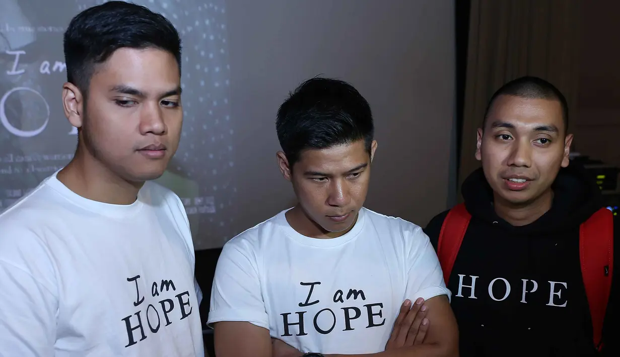 “Dan di lagu ini kita juga pengen liriknya nggak yang menye-menye. Karena judul filmnya aja I am Hope ingin menyemangati kita bisa, pasti akan selalu ada harapan, jadi liriknya yang menyemangati,"  tandas Rayi. (Nurwahyunan/Bintang.com)