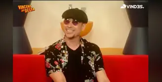 Jamie Aditya dikenal saat menjadi VJ di MTV Asia dan MTV Indonesia pada tahun 1990-an. Pria kelahiran Australia 53 tahun silam itu berhenti tahun 2001 berhenti menjadi VJ untuk menemani ibunya, Ati Ashyawati yang pindah ke Australia. [Youtube/Vindes]