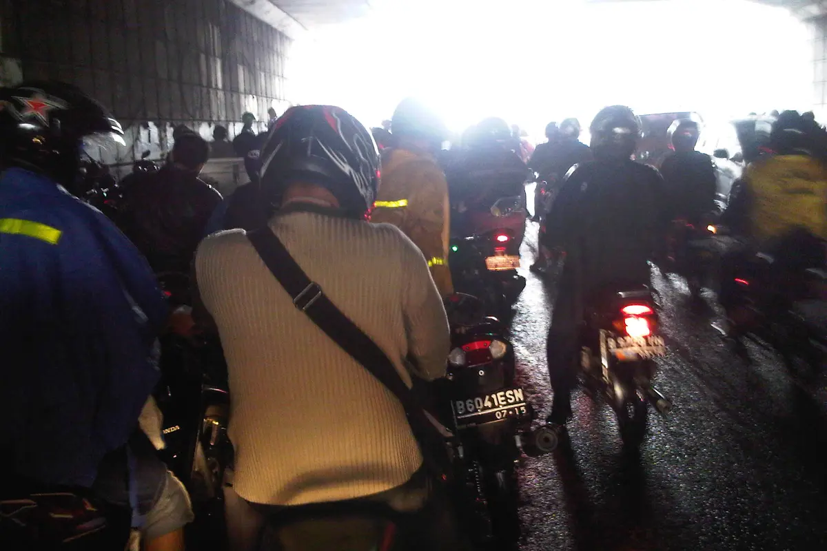 Jangan Berteduh di Fly Over Kalau Enggan Rp 250 Ribu Melayang