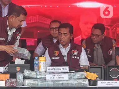 Kepala Badan Reserse dan Kriminal (Kabareskrim) Mabes Polri Komisaris Jenderal (Komjen) Pol Wahyu Widada (kedua kiri depan) bersama Direktur Tindak Pidana Narkoba (Dirtipidnarkoba) Bareskrim Polri Brigjen Mukti Juharsa (kiri) saat rilis kasus tindak pidana pencucian uang (TPPU) dari kejahatan narkoba di Lapangan Bhayangkara Mabes Polri, Jakarta, Rabu (18/9/2024). (Liputan6.com/Angga Yuniar)