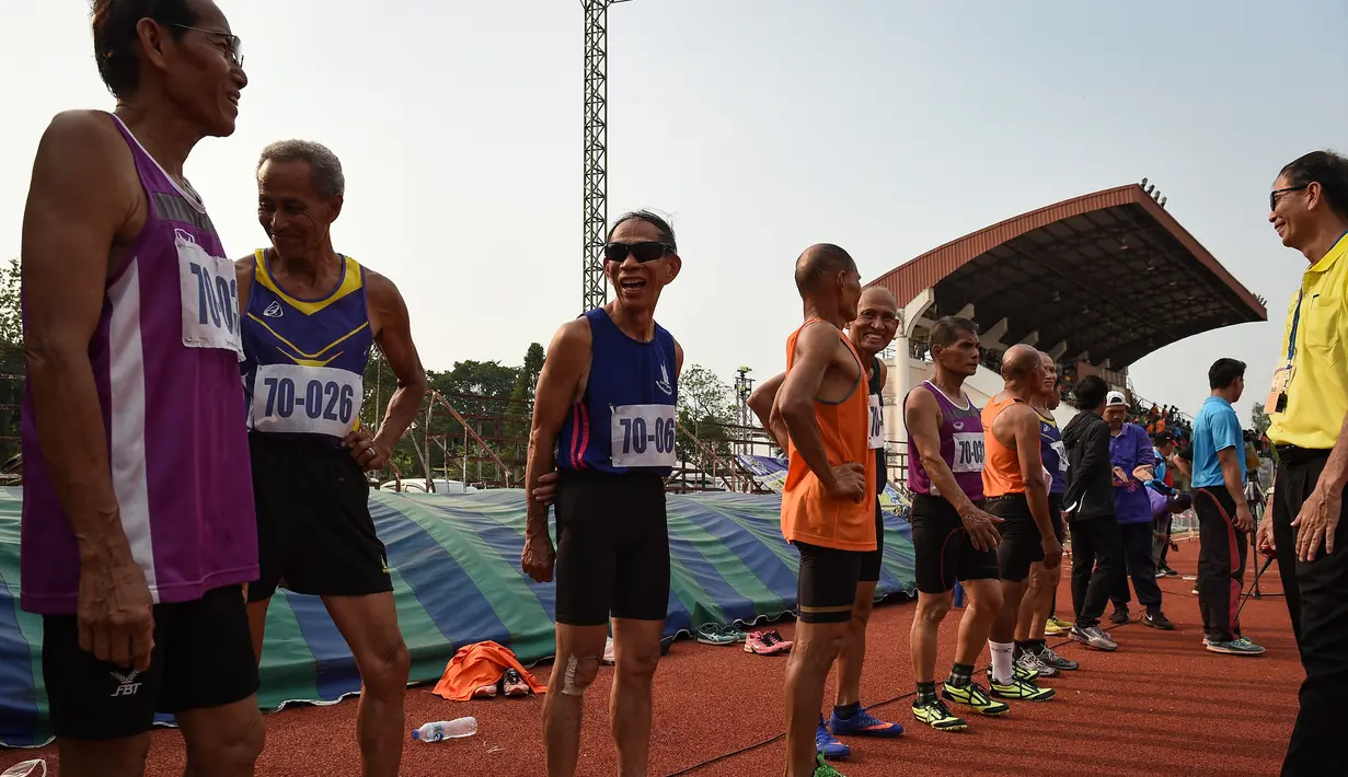 Sejumlah pria lansia bersiap mengikuti lomba sprint 400 meter dalam Elderly Games nasional di Thailand (25/4). Peserta lomba lari 400 meter ini merupakan lansia yang berusia antara 70-75 tahun. (AFP/Lillian Suwanrumpha)