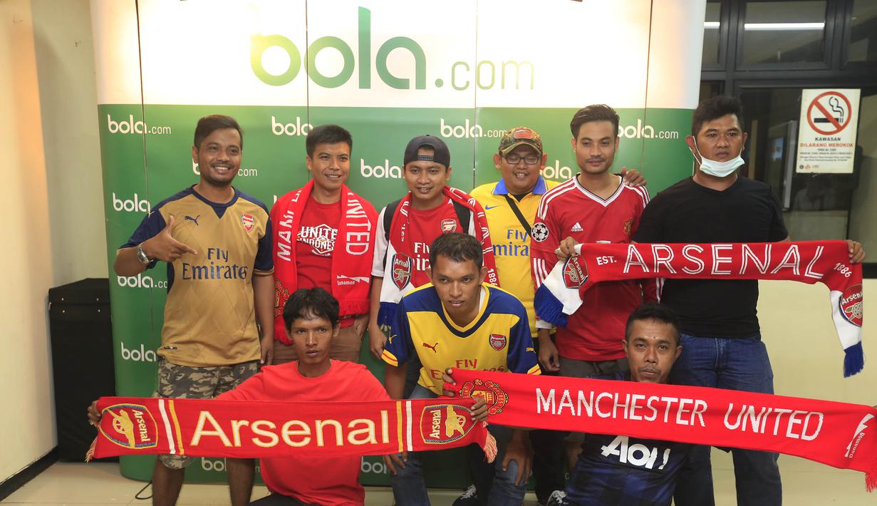 Kegiatan nonton bareng laga Liga Premier Inggris antara MU melawan Arsenal berlangsung ramai, meraih dan seru. (Bola.com/Vitalis Yogi Trisna)