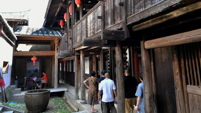 Wisatawan mengunjungi Ningyuan Zhuang, desa bersejarah yang dikelilingi benteng, di Songkou, Wilayah Yongtai, Provinsi Fujian, China, 19 Juli 2020. Berbagai kegiatan pariwisata budaya tumbuh subur di banyak desa yang dikelilingi benteng dan terpelihara baik di wilayah tersebut. (Xinhua/Wei Peiquan)