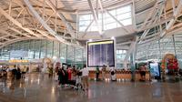 Erupsi Gunung berapi Lewotobi Laki-Laki di Nusa Tenggara Timur berdampak pada penundaan sejumlah jadwal penerbangan di Bandara Internasional Ngurah Rai, Denpasar, Bali, pada 21 Maret 2025. (SONNY TUMBELAKA/AFP)