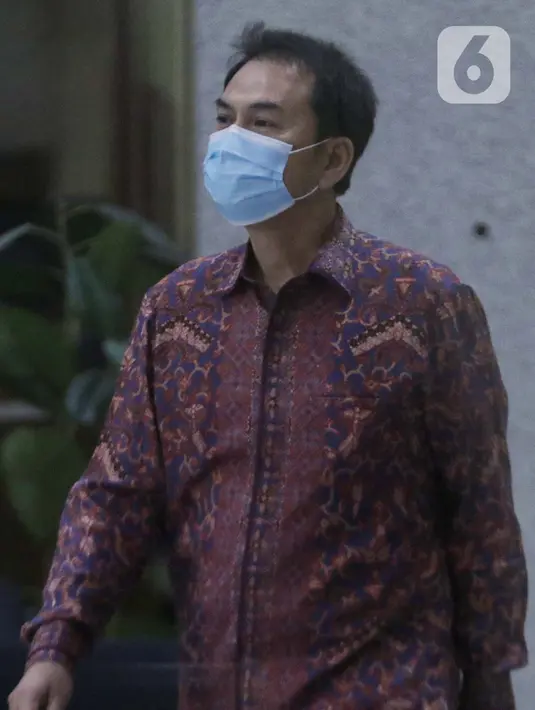 Wakil Ketua DPR RI, Azis Syamsuddin seusai menjalani pemeriksaan di Gedung KPK, Jakarta, Rabu (9/6/2021). Azis Syamsuddin diperiksa sebagai saksi terkait kasus dugaan suap penanganan perkara yang menyeret penyidik KPK dari unsur Polri, Stefanus Robin Pattuju. (Liputan6.com/Helmi Fithriansyah)