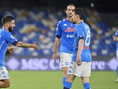 Striker Napoli, Lorenzo Insigne (kiri) melakukan selebrasi usai mencetak gol kelima timnya ke gawang Udinese dalam laga lanjutan Liga Italia 2020/2021 pekan ke-36 di Diego Armando Maradona Stadium, Naples, Selasa (11/5/2021). Napoli menang 5-1 atas Udinese. (LaPresse via AP/Fabrizio Corradetti)