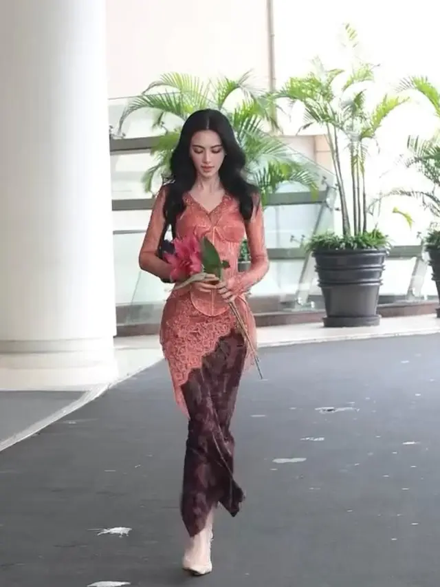 6 Gaya Melokal Aktris Thailand Davika Hoorne Pakai Kebaya sambil Makan Jajanan Pasar saat Tiba di Jakarta