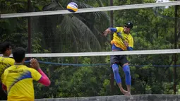 Pemain voli pantai putra Indonesia,&nbsp;Mohammad Ashfiya&nbsp;(kanan) melakukan spike saat latihan persiapan SEA Games 2021 di Padepokan Voli Jenderal Kunarto, Sentul, Rabu (27/04/2022). (Bola.com/Bagaskara Lazuardi)