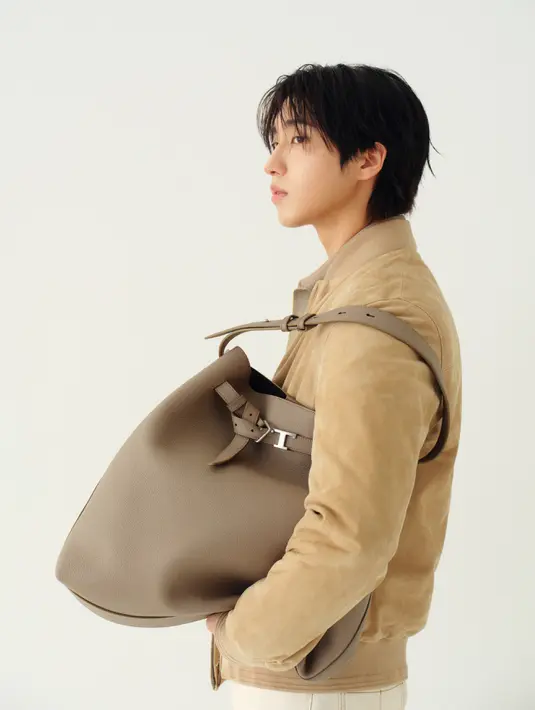 Dalam rangkaian foto yang dirilis, HAN tampil dengan gaya khas Tod’s yang mengedepankan kemewahan subtil dan keanggunan tanpa berlebihan. [Dok/Tod’s].