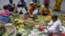 Pelanggan membeli buah-buahan di pinggir jalan menjelang festival Hindu Chhath, di Kolkata, India (9/11/2021). Selama Chhath, festival Hindu kuno yang populer di kalangan kelas pekerja, ritual dilakukan untuk berterima kasih kepada Dewa Matahari atas menopang kehidupan di bumi. (AP Photo/Bikas Das)