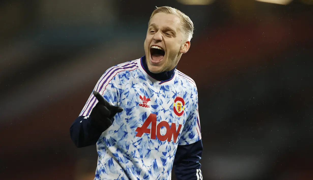4. Donny van De Beek (Manchester United). Dididik pada kultur akademi sepakbola modern, Ajax Amsterdam. Sempat berfoto dengan striker Ajax saat itu, Luis Suarez saat menjadi seorang anak gawang. Impiannya terwujud menjadi bintang Ajax dan dikontrak Manchester United saat ini. (AFP/Phil Noble/Pool)