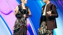Potongan rok tutu hitam dan aksen ruffle di lengan bikin Angel Karamoy terlihat elegan di atas panggung [@therealangelkaramoy]