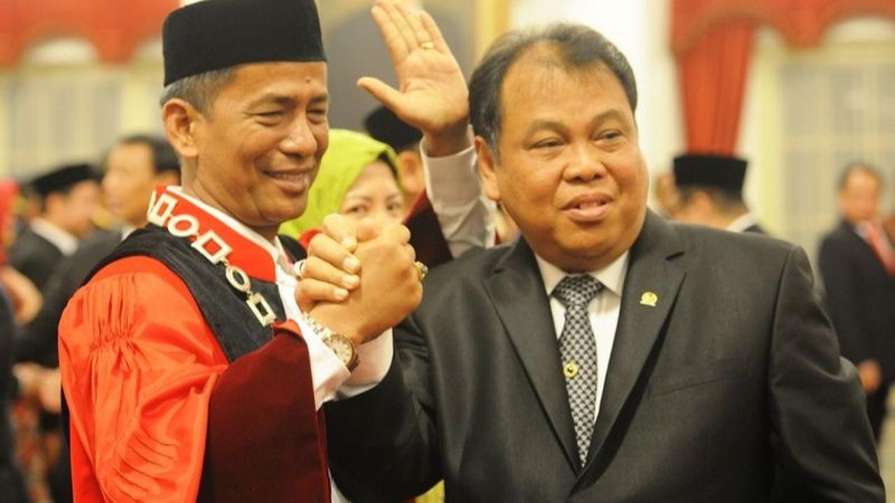 Mengingat Kembali 'Pedasnya' Dissenting Opinion Hakim MK Saldi Isra & Arief Hidayat di Putusan Batas Usia Cawapres