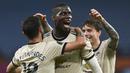 Pemain Manchester United Paul Pogba (tengah) merayakan golnya ke gawang Aston Villa pada pertandingan Premier League di Villa Park, Birmingham, Inggris, Kamis (9/7/2020). Manchester United menang 3-0. (AP Photo/Shaun Botterill ,Pool)