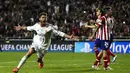 Bek Real Madrid, Sergio Ramos, merayakan gol penyeimbnag yang dicetaknya ke gawang Atletico Madrid pada laga final Liga Champions di Stadion Luz, Portugal, Sabtu (24/5/2014). (EPA/Jose Sena Goulao)