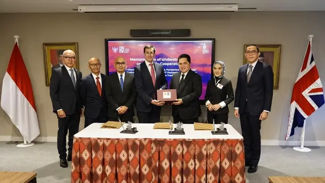 Menteri BUMN Erick Thohir menyaksikan penandatanganan nota kesepahaman antara Pertamina Group dengan perusahaan Eropa Trafigura di London, Inggris, Jumat (30/9/2022). (Dok KBUMN)