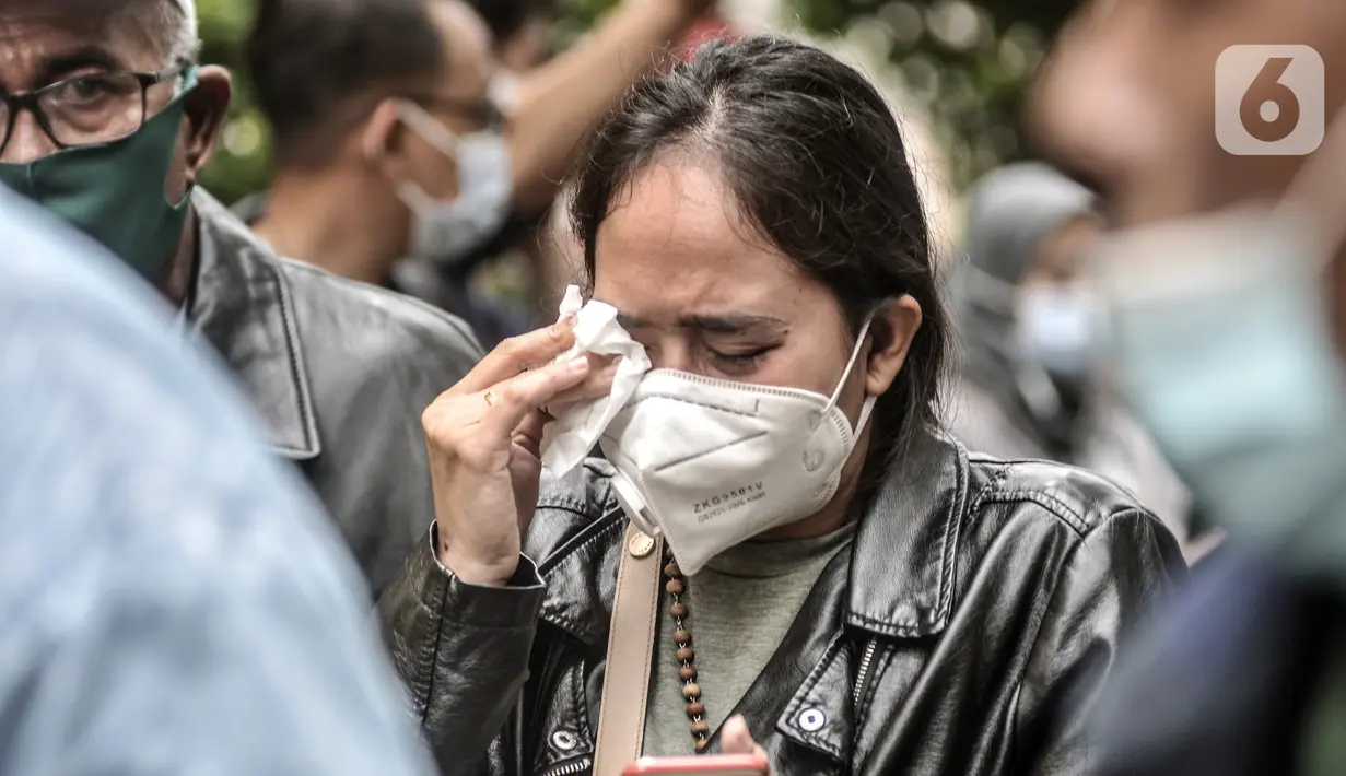 Keluarga korban kecelakaan pesawat Sriwijaya Air SJ 182 menangis usai memberikan data forensik di Posko Ante Mortem RS Polri, Jakarta, Minggu (10/1/2021). Keluarga korban jatuhnya Sriwijaya Air SJ 182 terlihat cemas dan menangis saat menanti kedatangan korban. (merdeka.com/Iqbal S. Nugroho)