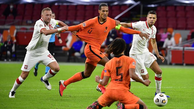 Bek Belanda, Virgil van Dijk, berebut bola dengan pemain Polandia pada laga UEFA Nations League di Stadion Johan Cruijff Arena, Amsterdam, Sabtu (5/9/2020) dini hari WIB. Belandang menang 1-0 atas Polandia. (AFP/John Thys)