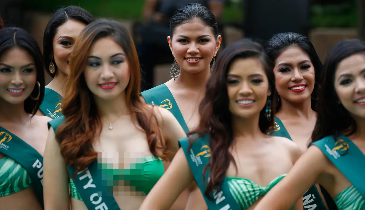 Sejumlah Kontestan Miss Philippines Earth 2017 berpose pada saat sesi media di Manila, Filipina, Rabu (5/7). Filipina adalah negara yang sangat menyukai kontes kecantikan. (AP Photo / Bullit Marquez)