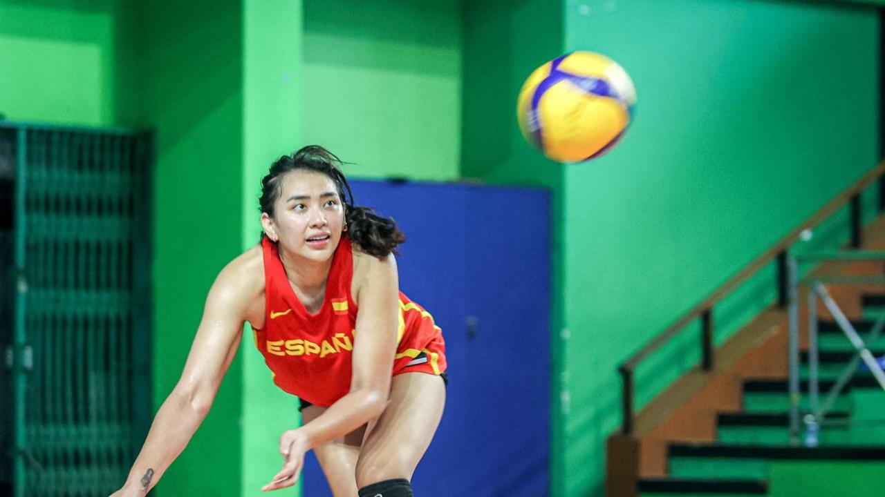 Pevoli putri Yolla Yuliana saat menjalani latihan bersama tim Indonesia All Stars di Gelanggang Olahraga (GOR) Bulungan, Jakarta, pada Jumat (19/5/2024). Latihan ini diadakan sebagai persiapan menjelang laga ekshibisi melawan klub voli putri Korea Selatan
