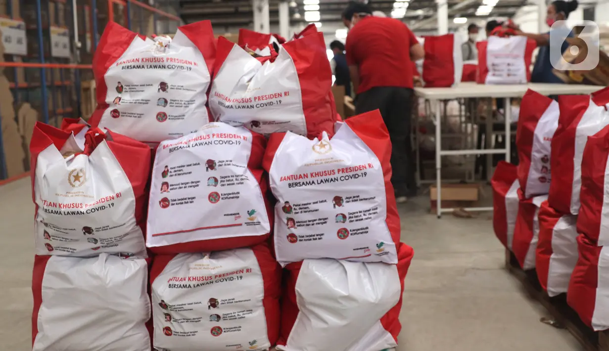 Sejumlah bantuan paket sembako dari Presiden Joko Widodo di Tangerang, Sabtu (9/6/2020).  Ribuan paket sembako tersebut akan didistribusikan kepada warga kurang mampu di wilayah Bodetabek guna mengurangi beban ekonomi mereka di tengah pandemi COVID-19. (Liputan6.com/Angga Yuniar)