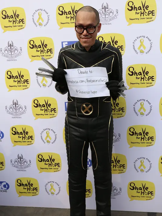 Ini dia tampilan baru Rhesa Aditya setelah dicukur rambutnya.  Rhesa merupakan salah satu dari puluhan artis yang peduli akan penderita kanker menggelar aksi Shave For Hope. (Galih W. Satria/Bintang.com)