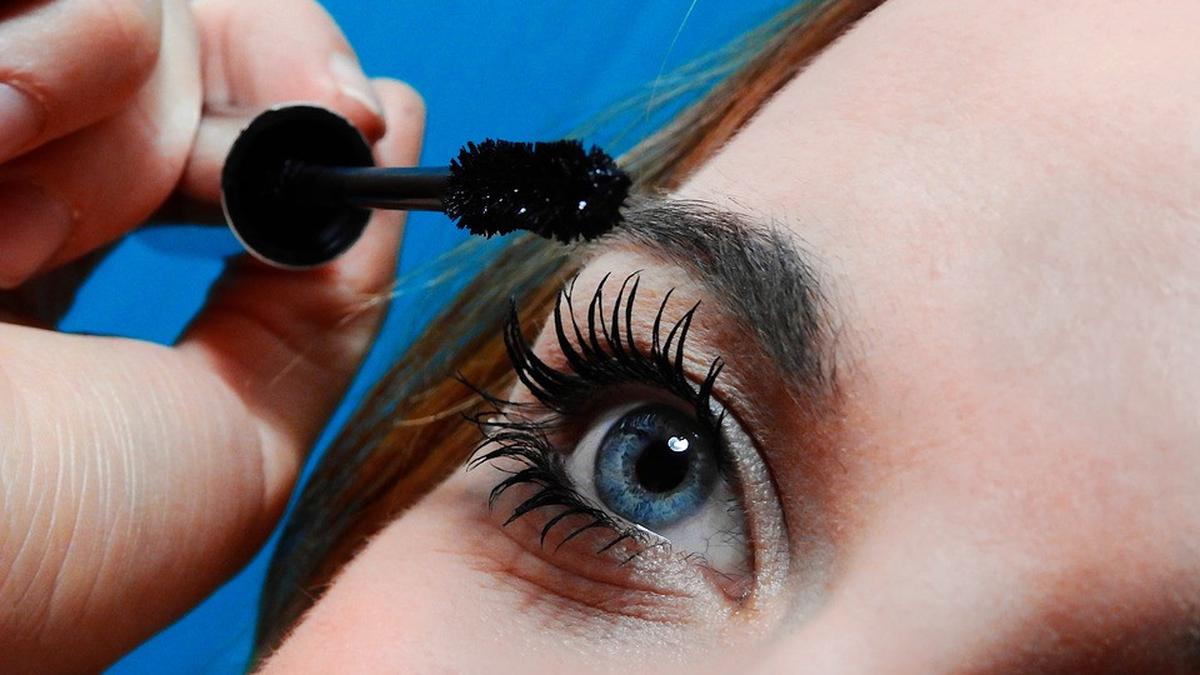 Hindari Tidur Masih Pakai Makeup, Kalau Gak Mau Mata Kamu Buta!