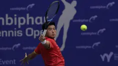 Ganda Putra Indonesia, Anthony Susanto, memukul bola saat melawani ganda India pada laga Combiphar Tennis Open 2019 di Hotel Sultan, Jakarta, Kamis (8/8). Rifqi/Anthony kalah 5-7 dan 1-6. (Bola.com/Yoppy Renato)