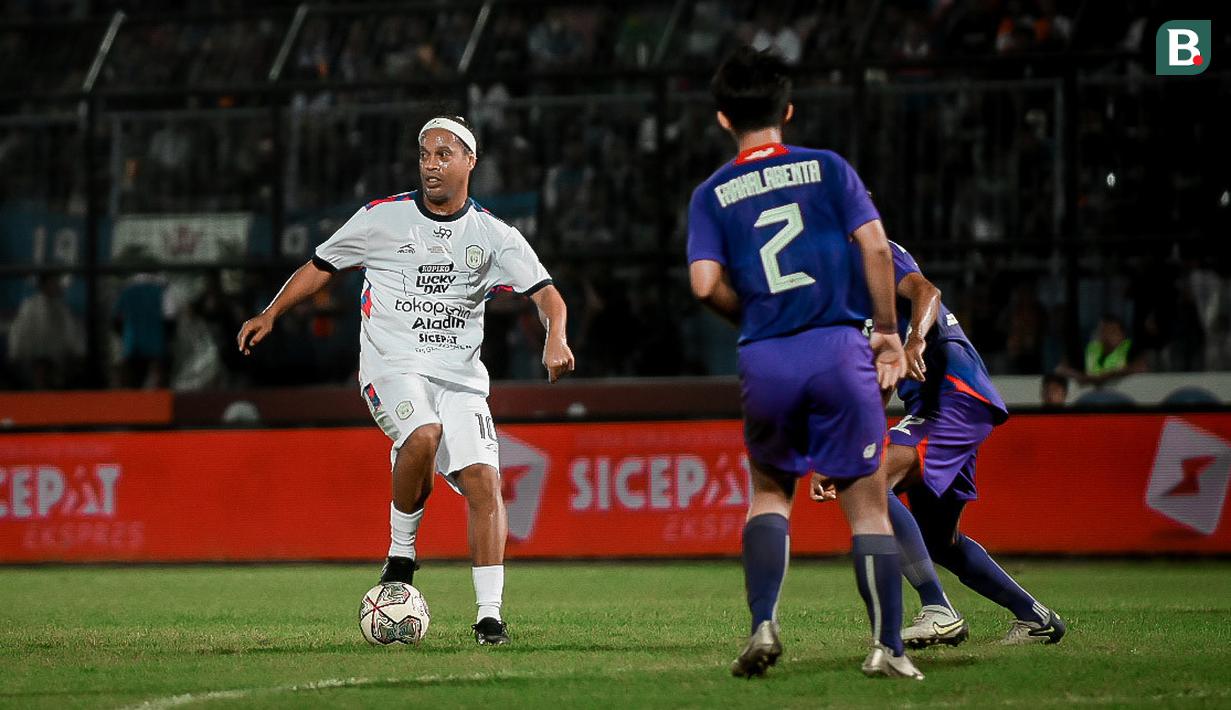 Kedua tim bermain imbang dalam waktu normal sehingga hasil pertandingan dilanjutkan hingga babak penalti. (Bola.com/Iwan Setiawan)