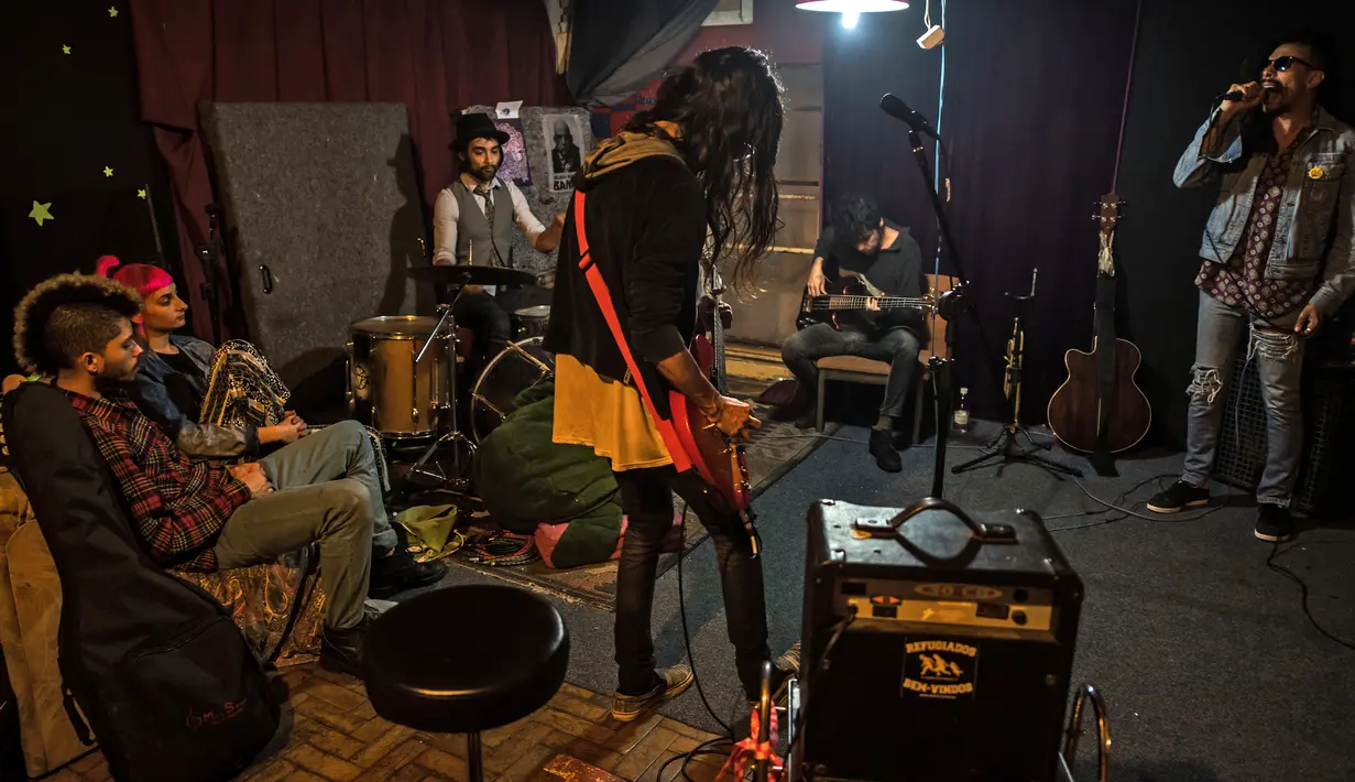 Sebuah band yang bernama Nicolas nao tem Banda bermain musik di gedung 'Ocupa Ouvidor 63' di Sao Paulo, Brasil (28/6). (AFP Photo/Nelson Almeida)