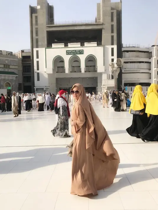 Bukan hal yang mudah bagi artis untuk menutup aurat. Hal itu juga dirasakan oleh pelantun lagu Terlena tersebut. Butuh proses sebelum memantabkan berhijab mengingat pekerjaannya di dunia entertainment. (Instagram/ikkenurjanah0518)