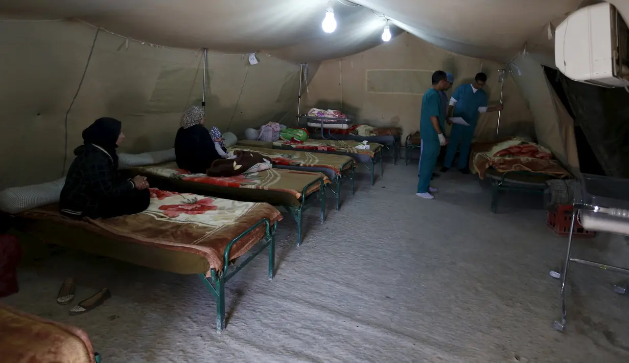 Dokter asal Maroko memeriksa wanita Suriah usai operasi caesar di kamp pengungsi Al Zaatari, Yordania, 7 Maret 2016. Menurut UNHCR, semenjak krisis di Suriah sekitar 50-80 bayi lahir setiap minggunya di kamp pengungsi Zaatari. (REUTERS/Muhammad Hamed)