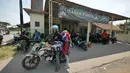 <p>Pemudik sepeda motor bersiap melanjutkan perjalanan usai beristirahat di sebuah masjid di Jalur Puntura, Jawa Barat, Minggu (2/6/2019). Masjid dan warung pinggir jalan jadi lokasi favorit pemudik sepeda motor melepas lelah saat melintasi Jalur Pantura (Liputan6.com/Herman Zakharia)</p>