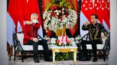 Presiden Joko Widodo (kanan) berbincang dengan PM Singapura Lee Hsien Loong di The Sanchaya Resort Bintan, Kabupaten Bintan, Provinsi Kepulauan Riau, Selasa (25/1/2022). Kehadiran PM Lee di Bintan ini untuk menghadiri Leaders’ Retreat Indonesia-Singapura. (Laily Rachev/Biro Pers Setpres)