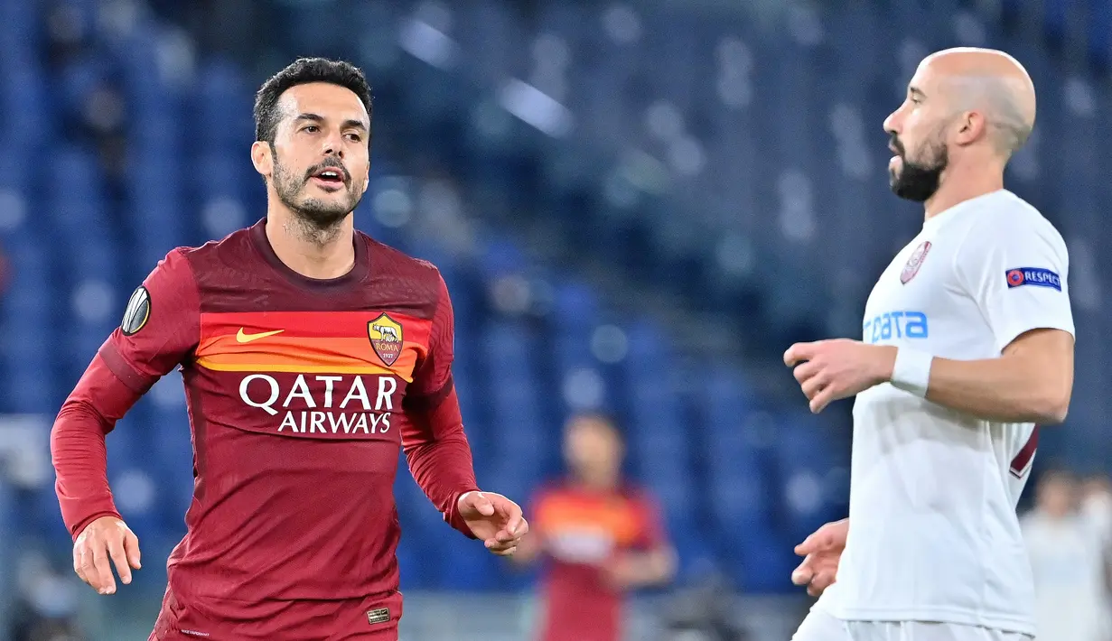 Penyerang AS Roma, Pedro Rodriguez berselebrasi usai mencetak gol ke gawang CFR Cluj pada pertandingan grup A Liga Europa di di Stadion Olimpiade di Roma (5/11/2020). AS Roma menang telak 5-0 atas CFR Cluj. (AFP/Alberto Pizzoli)