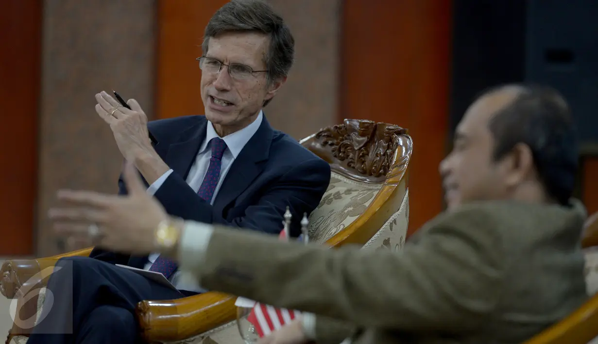 Menteri Desa, Pembangunan Daerah Tertinggal dan Transmigrasi Marwan Jafar (kanan) saat berbincang dengan Duta Besar Amerika Serikat untuk Indonesia Robert O. Blake di Kantor Kemendes PDTT, Jakarta, Kamis (3/3/2016). (Wahyu Wening)